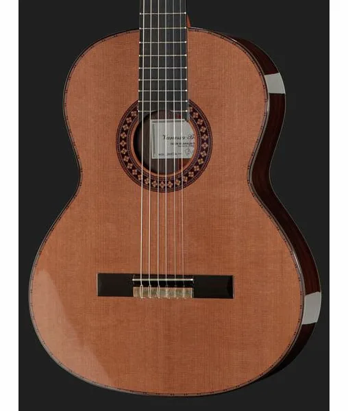 Amalio Burguet Vanessa Cedar w/Case detail 4